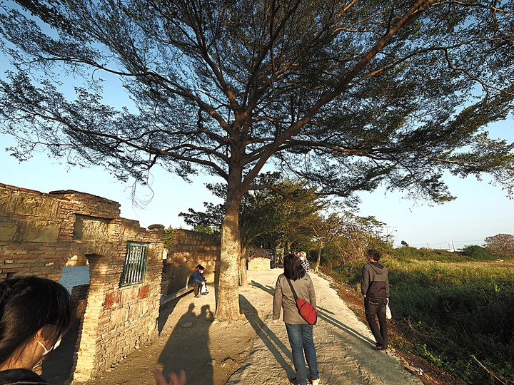 學甲 老塘湖藝術村 — 穿越時空的街景、城池、旅館、賣店，還有大爆發的殘破廢墟風