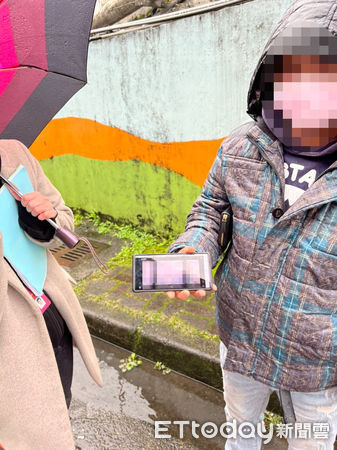 女書記官拚了！出勤催繳4.6萬欠費寒風中撐傘等1小時完成任務