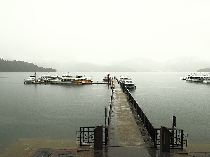 雨中日月潭紀實－朝霧碼頭、水社親水步道、蔣公涼亭、蔣介石碼頭、耶穌堂、梅荷園、向山遊客中心、玄奘寺、伊達邵