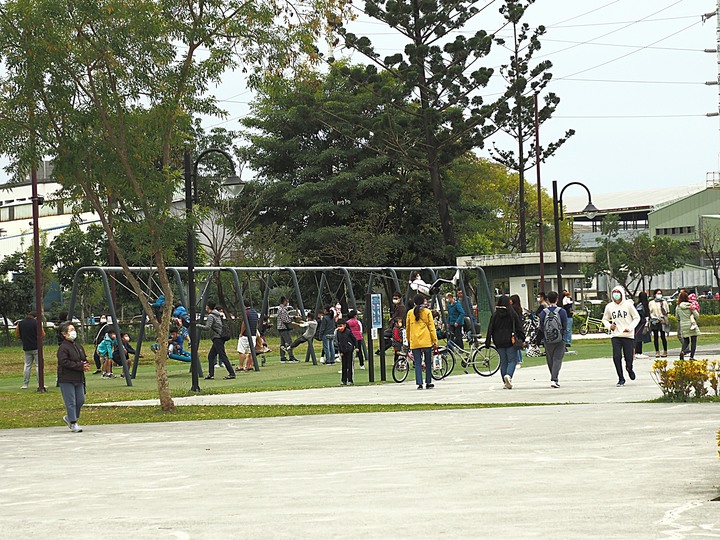 屏東市 屏東縣民公園|崇蘭新村(成功區)|勝利新村 之 屏東燈會展區 — 全臺首座工業遺構公園與最大面積日式宿舍群中的燈會