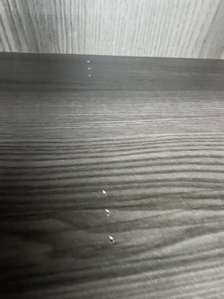 新組裝好的衣櫃有很明顯的釘孔 正常嗎？！