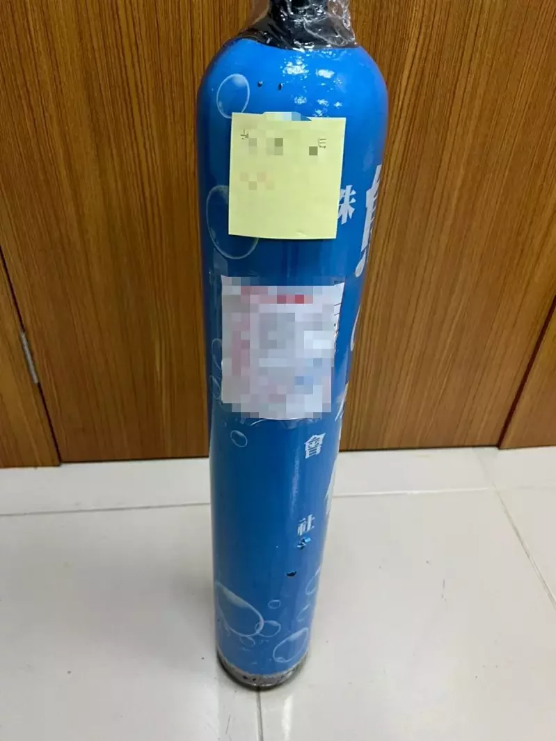 影/賓士男蛇行開上人行道 警車遭撞「破窗」逮他吸笑氣