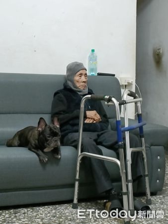 「乖孫法鬥」靜靜陪92歲阿祖看電視療癒畫面暖暈網:有祖孫臉