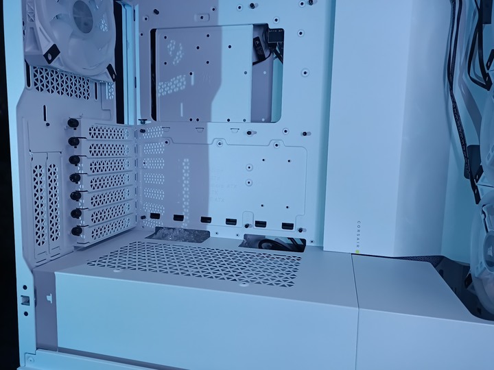 純白紳士 Corsair海盜船 iCUE 5000X RGB QL Edition 開箱評測