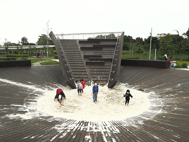 屏東市 屏東縣民公園|崇蘭新村(成功區)|勝利新村 之 屏東燈會展區 — 全臺首座工業遺構公園與最大面積日式宿舍群中的燈會