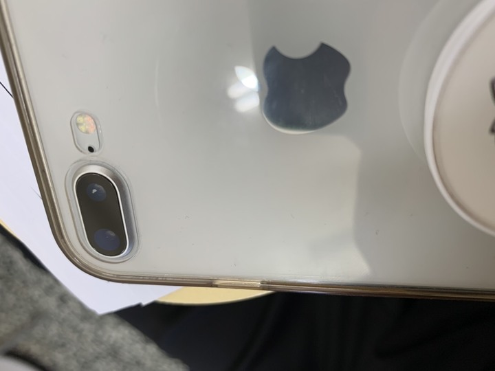 i8+鏡頭不明原因卡異物