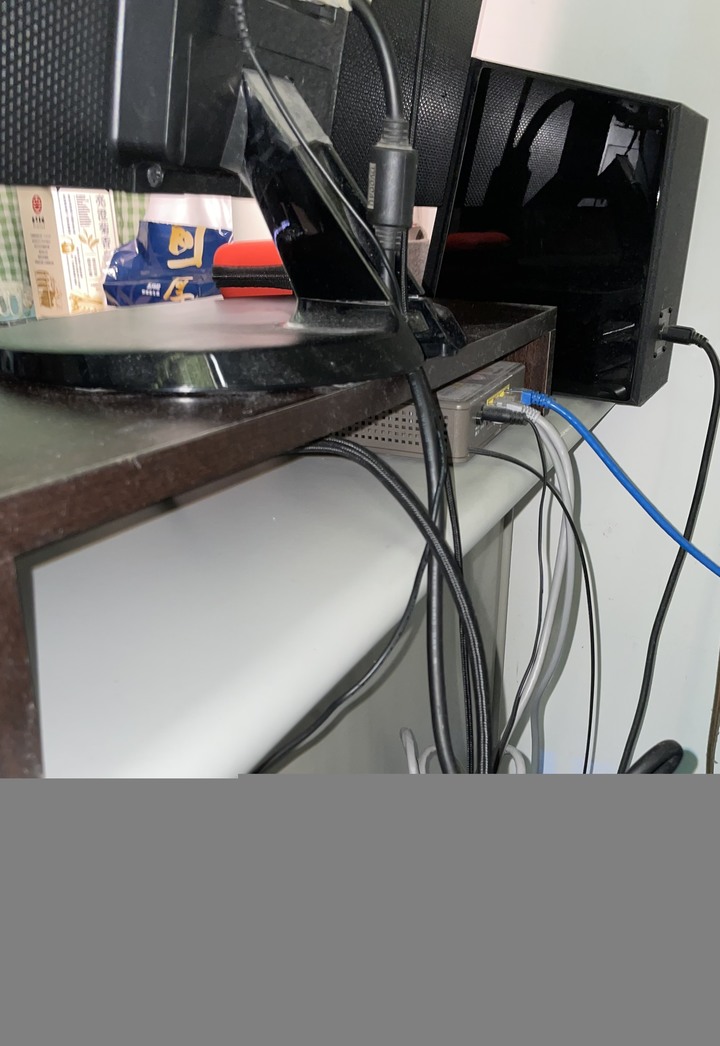 不知道能不能用螢幕支架的電腦桌？？