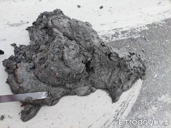 車斗尾門故障廢土沿路掉砂石車駕駛渾然不知…公共危險罪送辦