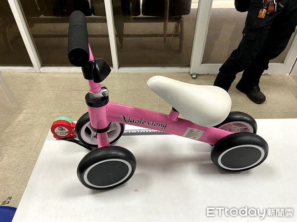 騎三輪車過斑馬線遭撞飛女童搶救19天不治！無照瓦斯工下場曝