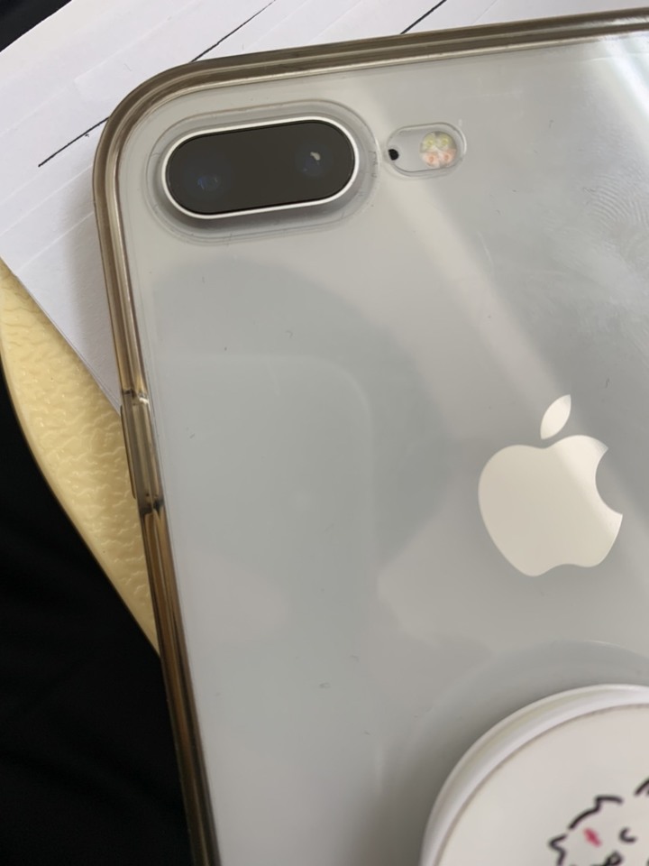 i8+鏡頭不明原因卡異物
