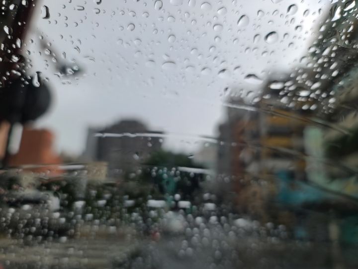 前擋風玻璃是油膜還是刮傷，還是雨刷的問題呢