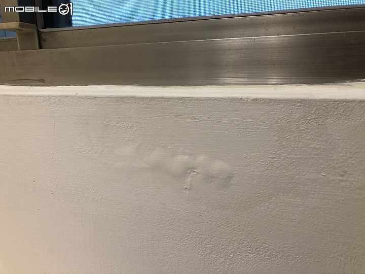 窗戶及臥室陽台牆面滲水