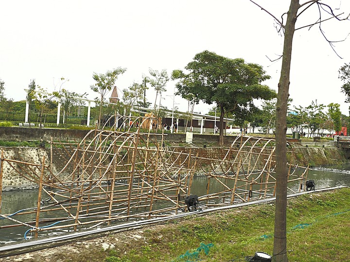 屏東市 屏東縣民公園|崇蘭新村(成功區)|勝利新村 之 屏東燈會展區 — 全臺首座工業遺構公園與最大面積日式宿舍群中的燈會