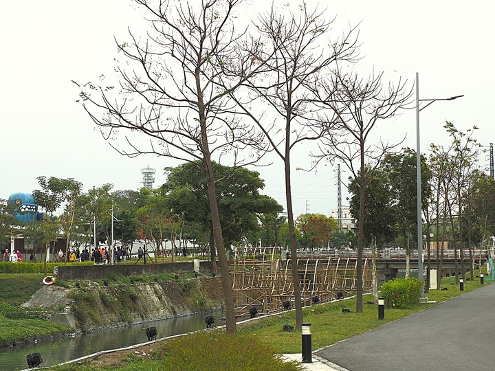屏東市 屏東縣民公園|崇蘭新村(成功區)|勝利新村 之 屏東燈會展區 — 全臺首座工業遺構公園與最大面積日式宿舍群中的燈會