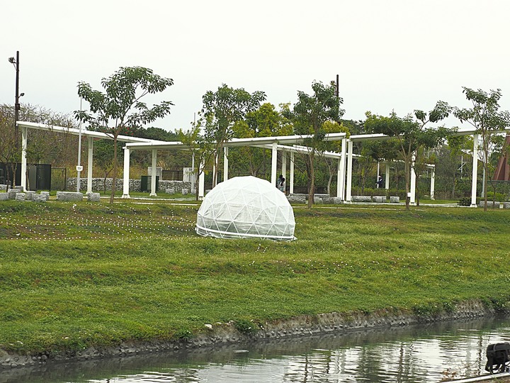 屏東市 屏東縣民公園|崇蘭新村(成功區)|勝利新村 之 屏東燈會展區 — 全臺首座工業遺構公園與最大面積日式宿舍群中的燈會