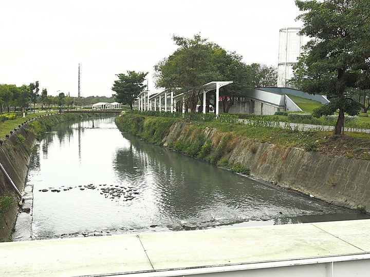 屏東市 屏東縣民公園|崇蘭新村(成功區)|勝利新村 之 屏東燈會展區 — 全臺首座工業遺構公園與最大面積日式宿舍群中的燈會