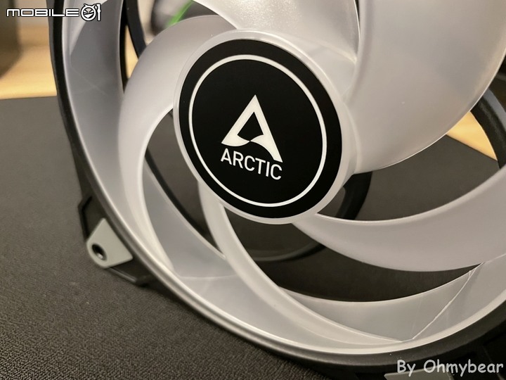 你要的我幾乎都有 ARCTIC P12 PWM PST A-RGB 0dB 風扇