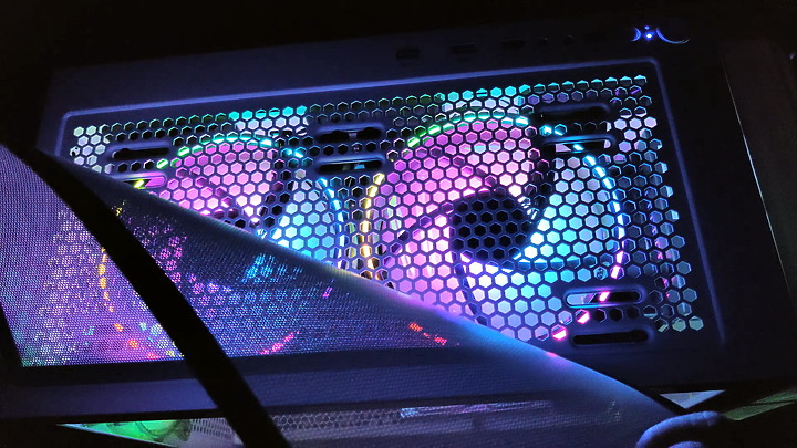 睽違8年 換電腦啦! 第一次組RGB過程分享...20公分大風扇太漂亮了