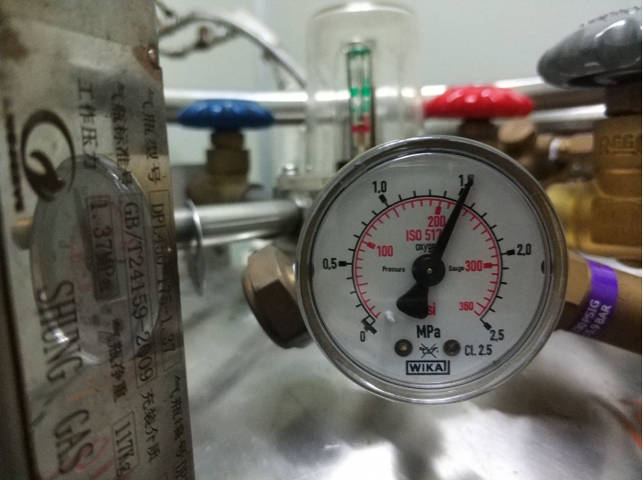 氮氣桶一直的排氣這樣正常嗎
