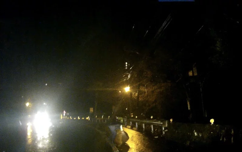 影／大雨中橫公路落石 和平警徒手推走百公斤大石