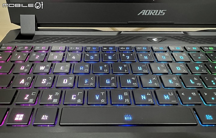點我看大圖 窄框設計12代 3070Ti 高規搭載AORUS 15 XE4 炫影黑遊戲筆電開箱