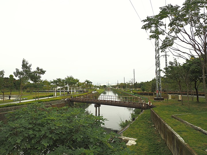 屏東市 屏東縣民公園|崇蘭新村(成功區)|勝利新村 之 屏東燈會展區 — 全臺首座工業遺構公園與最大面積日式宿舍群中的燈會