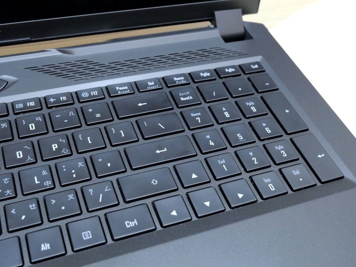 頂級配備電競筆電 AORUS 17 XE4 測試分享