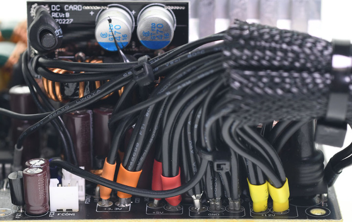 NZXT C550 BRONZE半模組化電源開箱