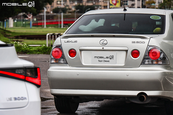 獨樹一格的操駕魅力傳承！Lexus「IS 200 Sport」x「IS 300h F Sport」