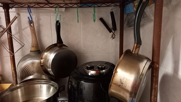 有設計感廚房放鍋具與雜物的方式