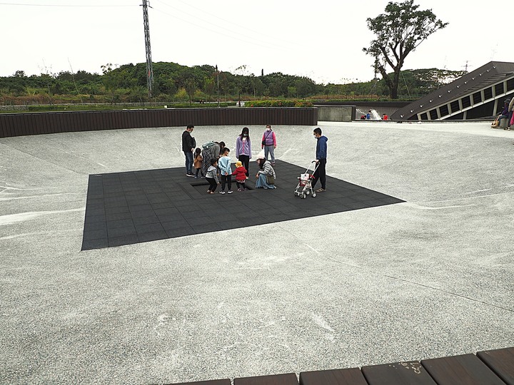 屏東市 屏東縣民公園|崇蘭新村(成功區)|勝利新村 之 屏東燈會展區 — 全臺首座工業遺構公園與最大面積日式宿舍群中的燈會