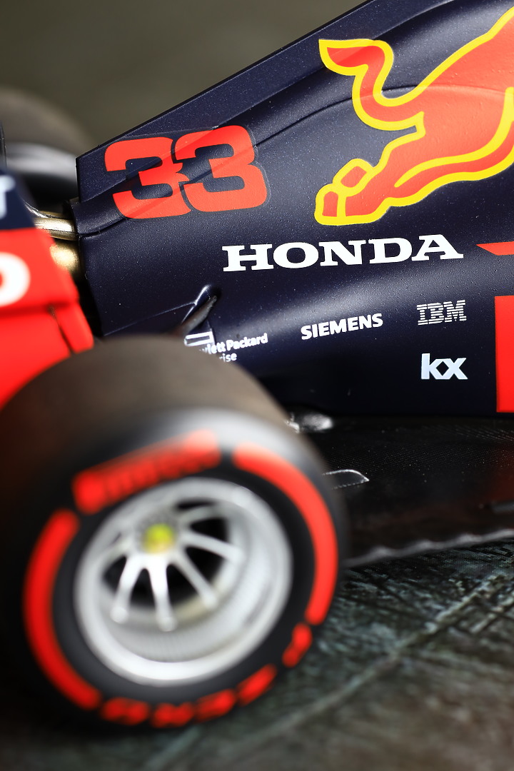 《 MINICHAMPS 1:18 Red Bull RB15 F1賽車模型 》賽道靈魂，飆速求生