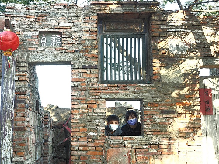 學甲 老塘湖藝術村 — 穿越時空的街景、城池、旅館、賣店，還有大爆發的殘破廢墟風