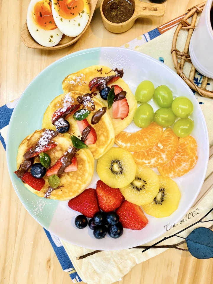 手作早午餐2022/02/12 主食：水果巧克力🍫莓果鬆餅🥞蔬果：義式油醋生菜🥬沙拉🥗