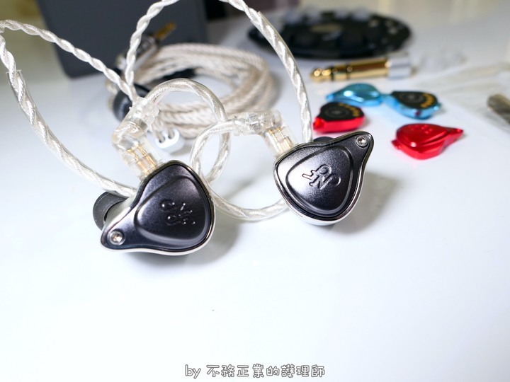 [不務正業護理師開箱]NF Audio NE4 入耳式耳機～全新進化,四顆動鐵單體三種分頻面板,讓您遨遊音樂國度～