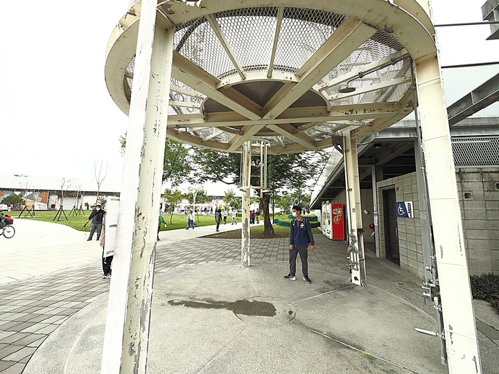 屏東市 屏東縣民公園|崇蘭新村(成功區)|勝利新村 之 屏東燈會展區 — 全臺首座工業遺構公園與最大面積日式宿舍群中的燈會