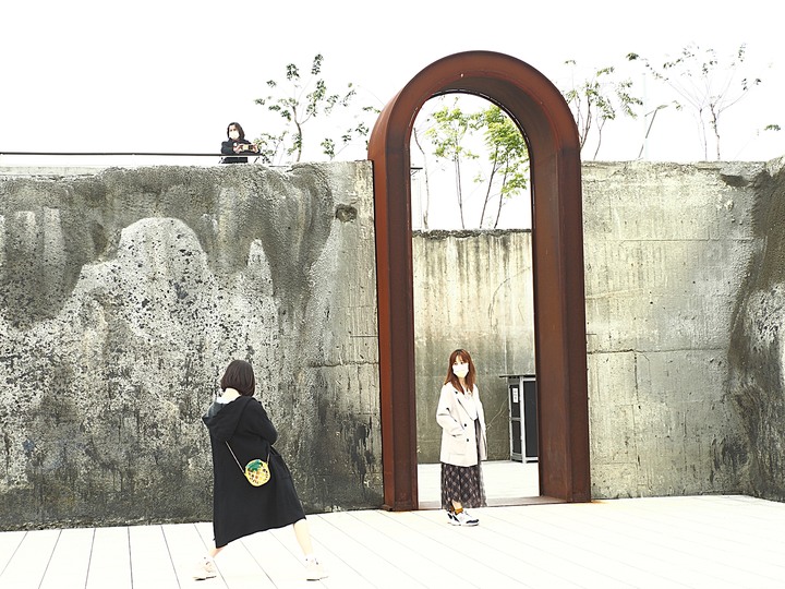 屏東市 屏東縣民公園|崇蘭新村(成功區)|勝利新村 之 屏東燈會展區 — 全臺首座工業遺構公園與最大面積日式宿舍群中的燈會