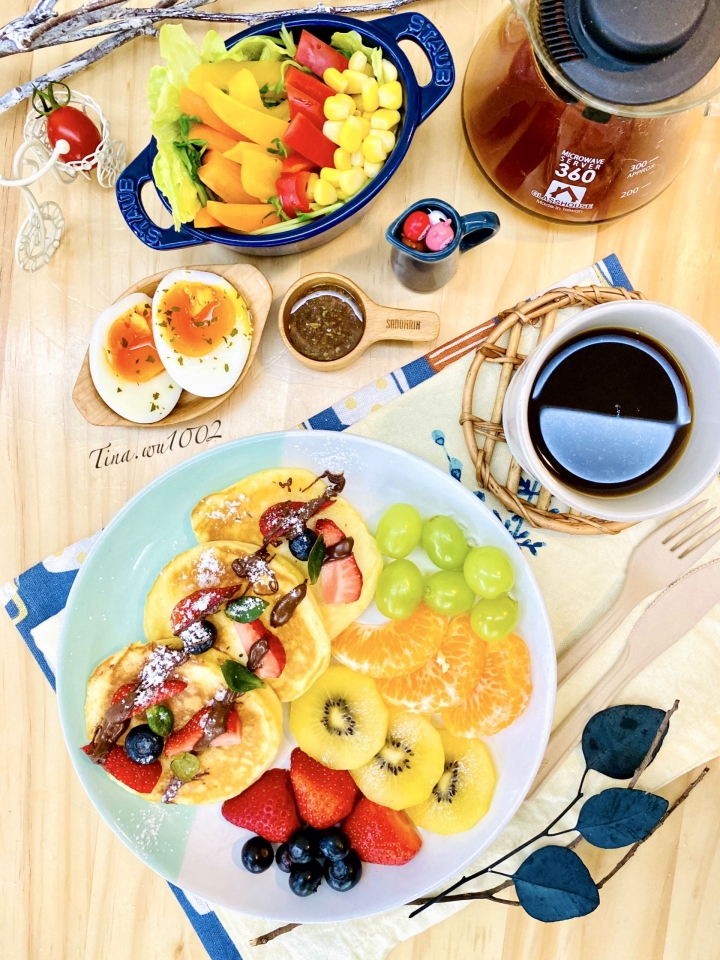 手作早午餐2022/02/12 主食：水果巧克力🍫莓果鬆餅🥞蔬果：義式油醋生菜🥬沙拉🥗