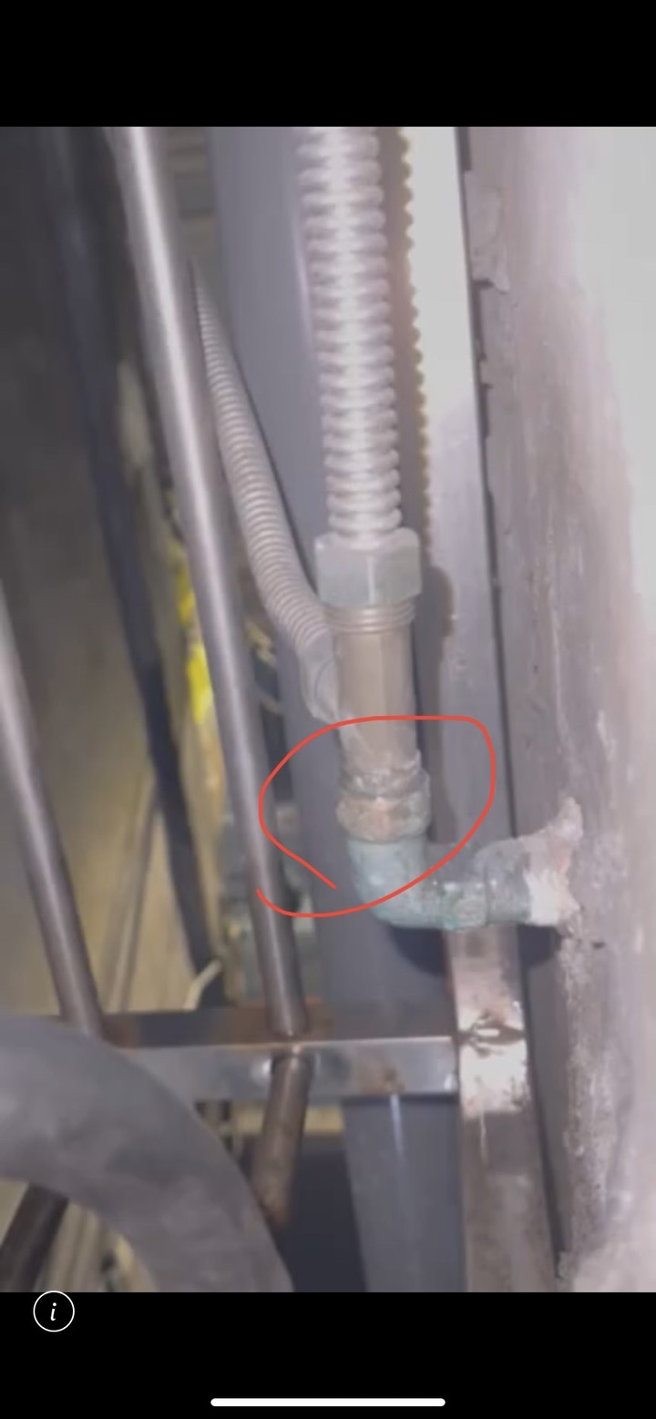 求救!!熱水器的這個地方漏水...我因該要去買甚麼東西解決...求救