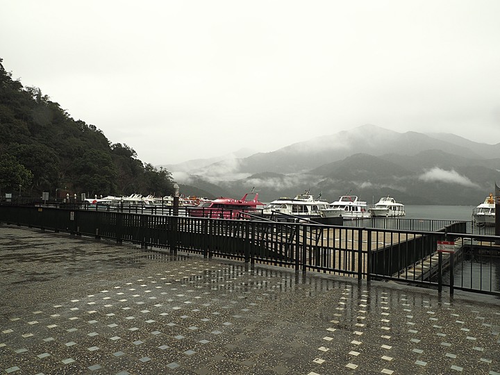 雨中日月潭紀實－朝霧碼頭、水社親水步道、蔣公涼亭、蔣介石碼頭、耶穌堂、梅荷園、向山遊客中心、玄奘寺、伊達邵