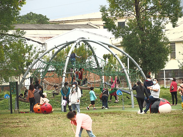 屏東市 屏東縣民公園|崇蘭新村(成功區)|勝利新村 之 屏東燈會展區 — 全臺首座工業遺構公園與最大面積日式宿舍群中的燈會