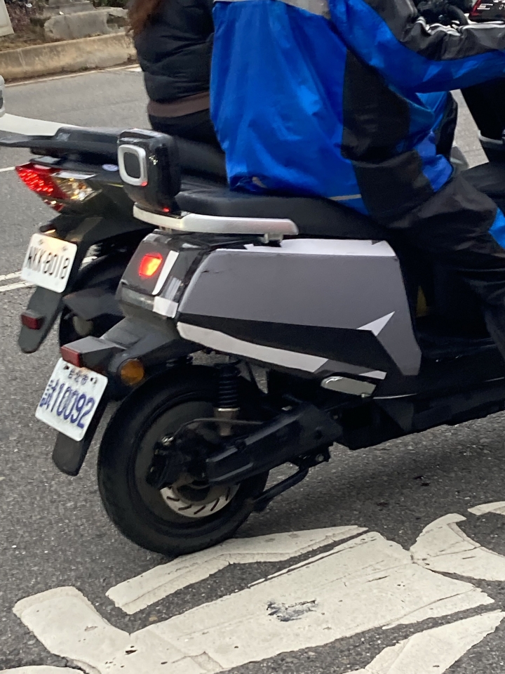 路上發現尚未發表的電動機車