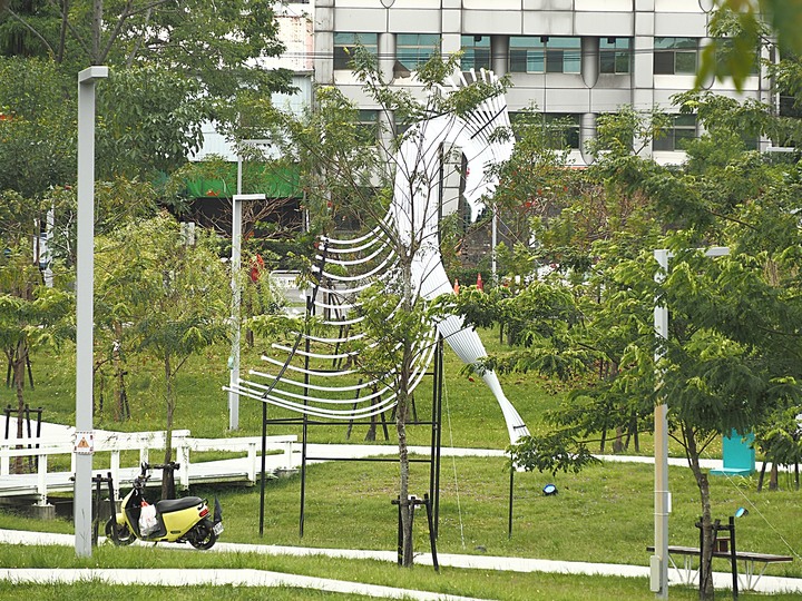 屏東市 屏東縣民公園|崇蘭新村(成功區)|勝利新村 之 屏東燈會展區 — 全臺首座工業遺構公園與最大面積日式宿舍群中的燈會