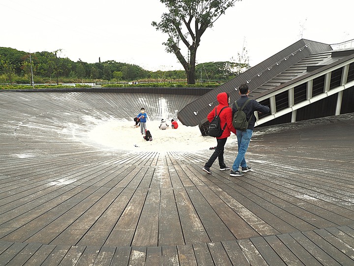 屏東市 屏東縣民公園|崇蘭新村(成功區)|勝利新村 之 屏東燈會展區 — 全臺首座工業遺構公園與最大面積日式宿舍群中的燈會