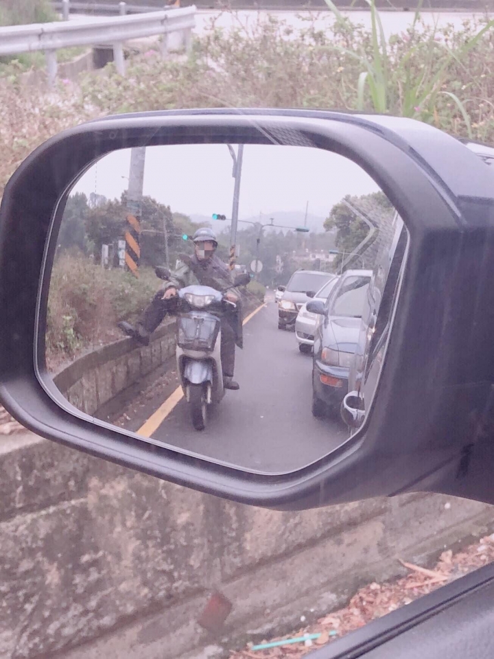 我們這阿伯騎車就是帥。