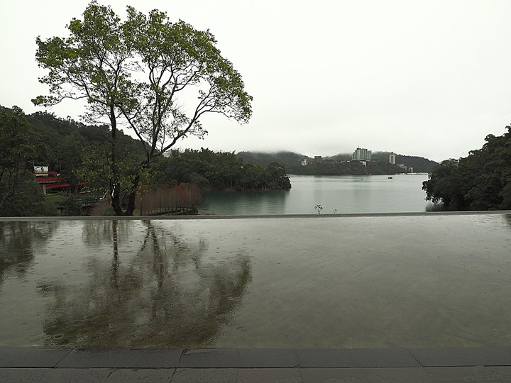 雨中日月潭紀實－朝霧碼頭、水社親水步道、蔣公涼亭、蔣介石碼頭、耶穌堂、梅荷園、向山遊客中心、玄奘寺、伊達邵