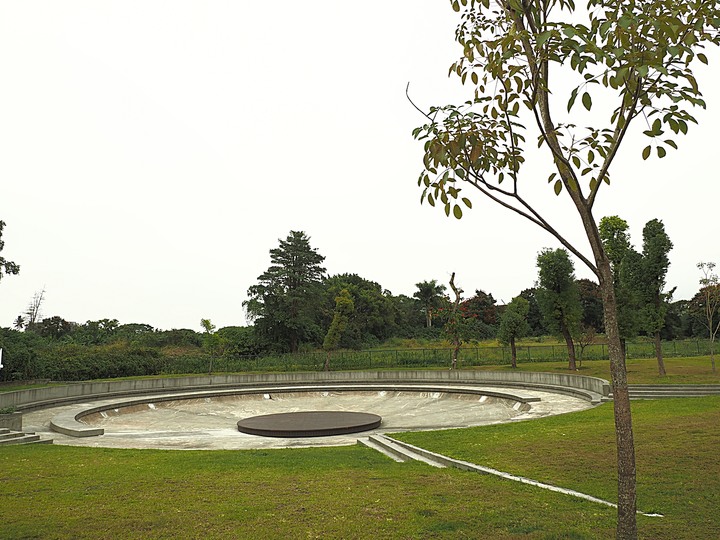 屏東市 屏東縣民公園|崇蘭新村(成功區)|勝利新村 之 屏東燈會展區 — 全臺首座工業遺構公園與最大面積日式宿舍群中的燈會