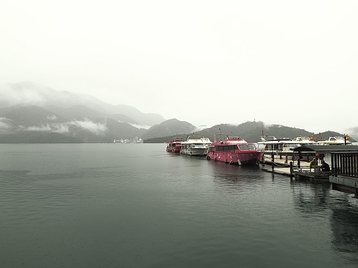 雨中日月潭紀實－朝霧碼頭、水社親水步道、蔣公涼亭、蔣介石碼頭、耶穌堂、梅荷園、向山遊客中心、玄奘寺、伊達邵