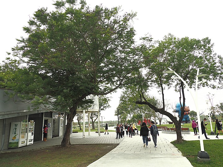 屏東市 屏東縣民公園|崇蘭新村(成功區)|勝利新村 之 屏東燈會展區 — 全臺首座工業遺構公園與最大面積日式宿舍群中的燈會