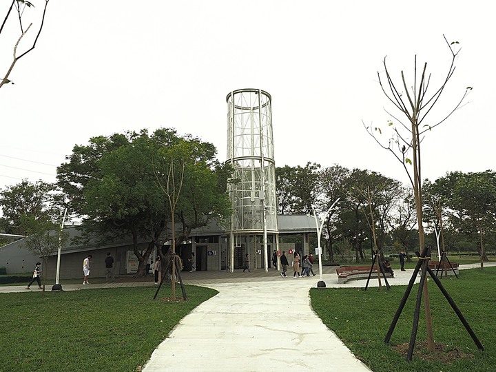 屏東市 屏東縣民公園|崇蘭新村(成功區)|勝利新村 之 屏東燈會展區 — 全臺首座工業遺構公園與最大面積日式宿舍群中的燈會